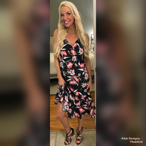 ❤️LAST 1💕Stunning Black Floral Asymmetric Dress! - Picture 3 of 5